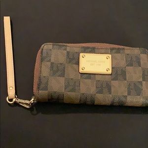Michale Kors wristlet